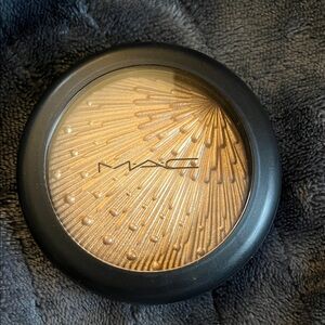 MAC Soul Glow Highlighter in Gold